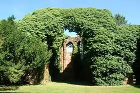 Le chœur et son arc triomphal en lierre