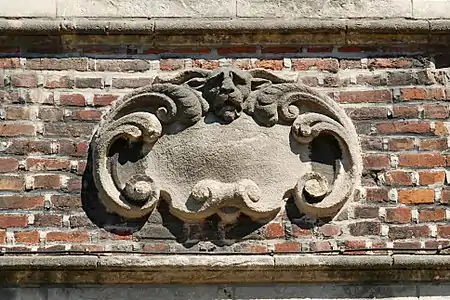 Cartouche à tête de lion.