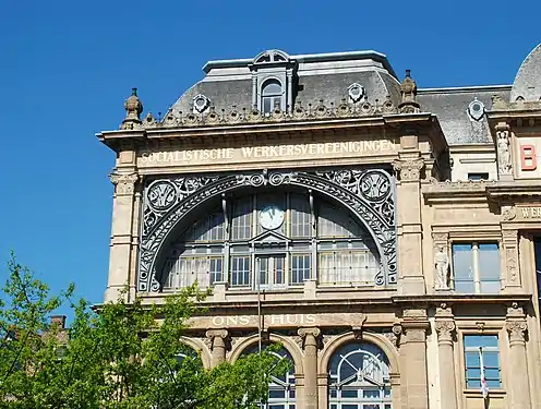 Le grand arc en fer forgé.