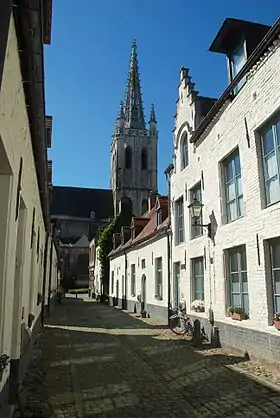 Le Petit béguinage et l'église Sainte-Gertrude.