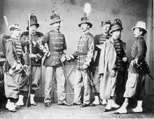 Photographie noir et blanc de six membres en uniforme de la Légion belge.