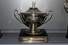 Photo d'un trophée dans une vitrine