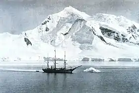 Le Belgica de l'expédition antarctique belge de 1897 à 1899 devant le mont William.