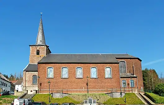 Le clocher classique (en briques claires),la nef et le chevet néo-classiques (en briques foncées).