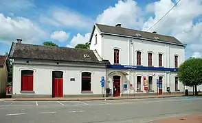 La gare vue depuis la place de la Gare.