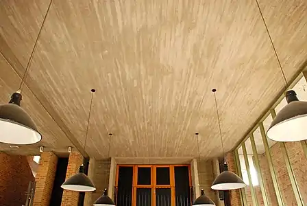 Plafond de style « béton brut ».