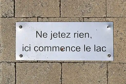 « Ne jetez rien, ici commence le lac »(Louvain-la-Neuve).