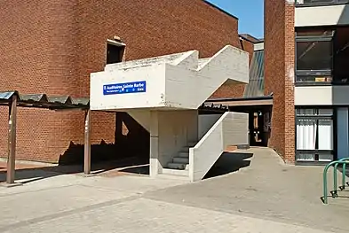 Escalier de secours en « béton brut »à l'entrée des auditoires Sainte-Barbe.