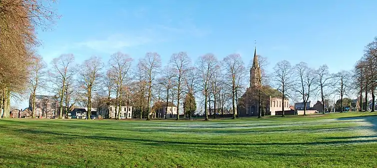 Vue vers le nord (école, ancienne maison communale, cure) et vers l'est (église).