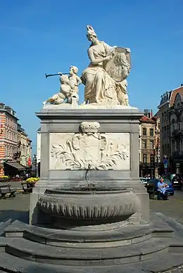 Socle cubique d'où coule un filet d'eau dans une vasque courbe. Au-dessus, Minerve présente un médaillon, accompagnée de 2 putti.