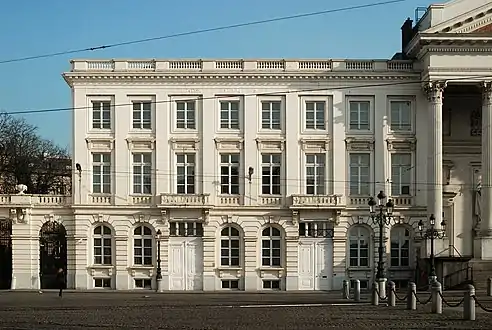 Le bâtiment en 2014après effacement du nom de la Cour d'arbitrage.