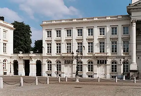 Le bâtiment en 2004à l'époque où apparaissait encore la mention trilingue« Arbitragehof » / « Cour d'arbitrage » / « Schiedshof ».