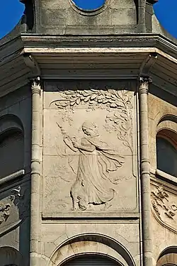 La fileuse, bas-relief de l'Hôtel Hannon (1903).