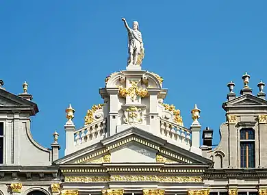 Le fronton, le pignon et la statue de saint Homobon de Crémone, patron des tailleurs.