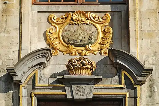 Le cartouche et le fronton brisé de la porte.