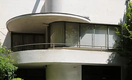 Balcon et fenêtre en bandeau.