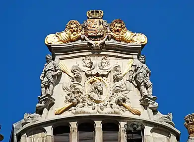 Le fronton orné du médaillon figurant Charles II, roi d'Espagne.