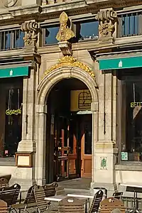 La porte d'entrée.