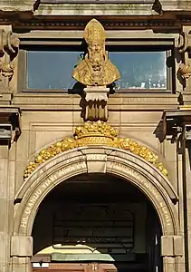 L'arc cintré et le buste de saint Aubert.