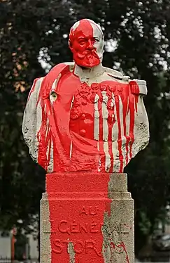 Buste d'un militaire barbu et moustachu, en grand uniforme, dégoulinant de peinture rouge.