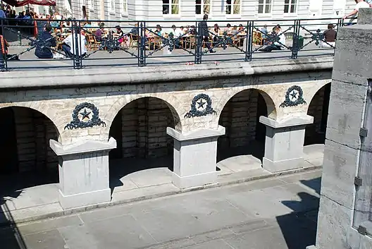 La crypte funéraire vue depuis la place