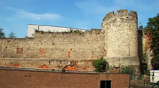 La courtine et la tour de Villers vues du côté extra-muros depuis la cour du Sint-Jorisinstituut (rue des Alexiens).