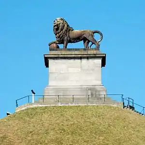 La statue du Lion au sommet de sa butte.