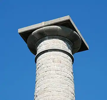 Le sommet de la colonne.