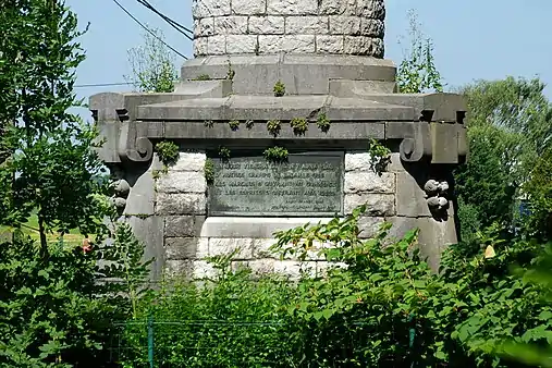 La face sud du piédestal.