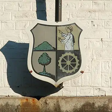 Blason sur la façade de la maison communale.