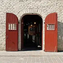 Porte en anse de panier.