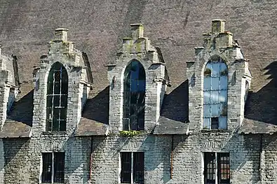 Les trois lucarnes à baie ogivale de l'ancienne chapelle.