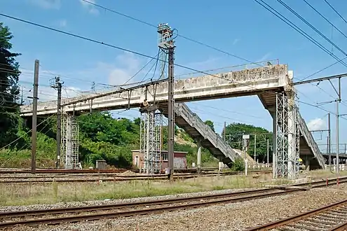 L'ancienne passerelle, amputée (à droite) de sa connexion avec la place de la Gare et la gare des bus (état 2017).