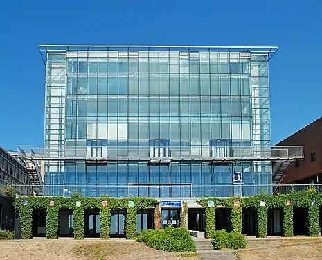 Façade occidentale tournée vers le lac.