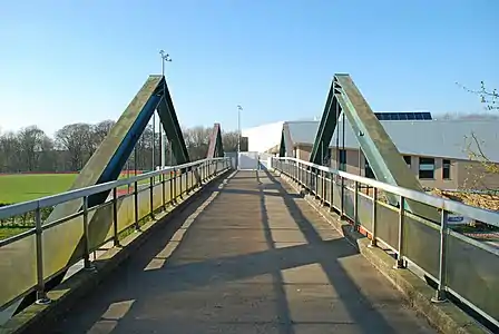 La passerelle vue depuis le Centre sportif.