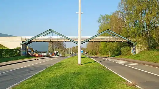 La passerelle vue depuis le boulevard de Lauzelle.