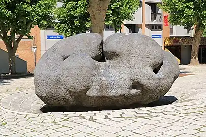 Fontaine Galilée (Jean Willame), surnommée la « Crotte de mammouth » .