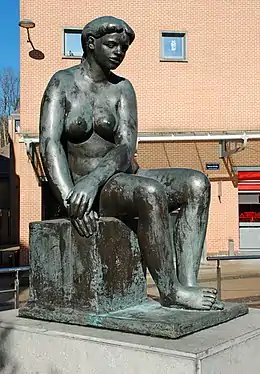 Femme assise(place de l'Accueil).