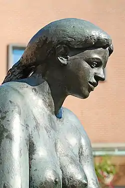 La Femme Assise, à Louvain-la-Neuve, détail.