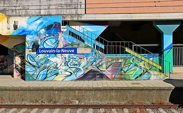 Fresque de Nadib Bandi sur l'escalier qui mène au quai no 1.