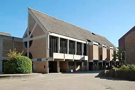 La façade ouest bipartite.