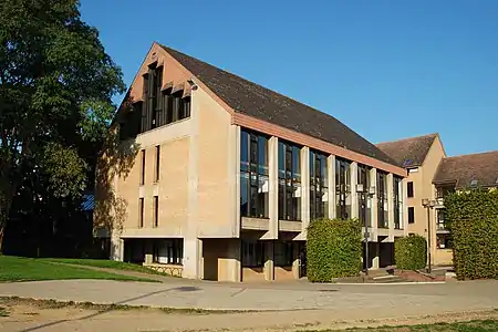 Façade place des Doyens.