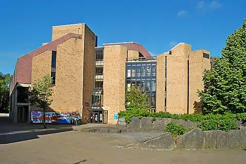 Le Collège Thomas More vu depuis la place Montesquieu.