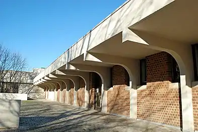 Colonnes en équerre de la façade ouest.