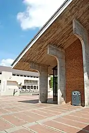 Colonnes en équerre de la façade ouest.