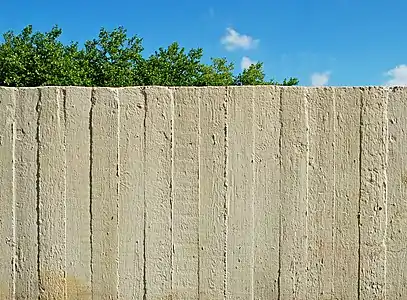 « Béton brut » aux abords des Auditoires des Sciences.