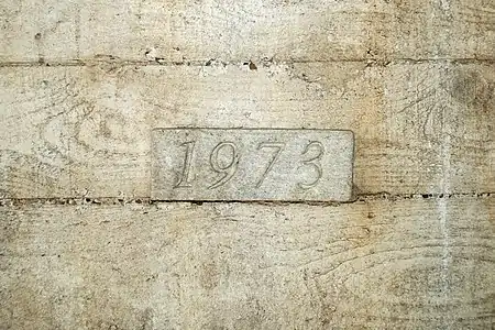 Millésime et « béton brut » de l'ancienne poste.