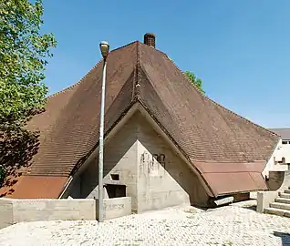 Les surfaces de « béton brut » à l'arrière du café.