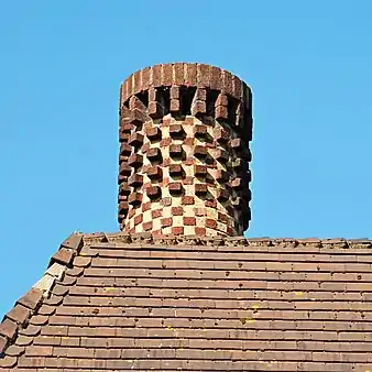 La cheminée ronde en briques.