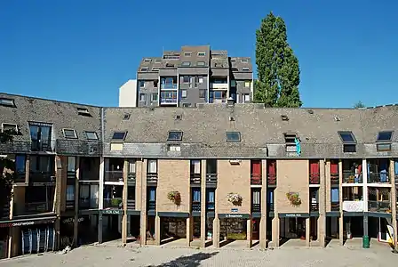 Le côté nord de la place dominé par la silhouette de la tour de Picardie (tour des Wallons).